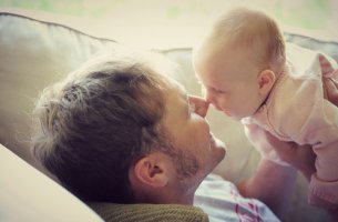 Padre con bebé para representar la importancia de la comunicación de los bebés