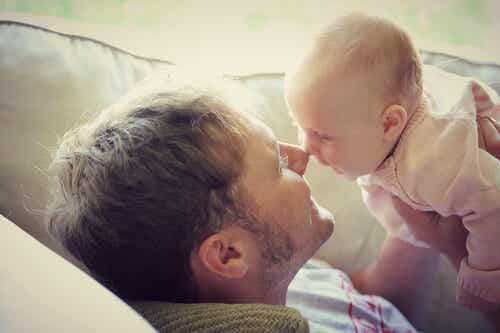 Padre con bebé para representar para cómo los abrazos dejan huella en nuestros genes
