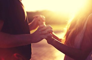 pareja cogida de las manos simbolizando cómo conectar con una persona introvertida
