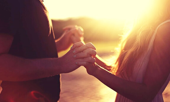 pareja cogida de las manos simbolizando cómo reencontrarse con un amor perdido