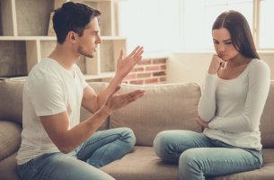 Pareja discutiendo