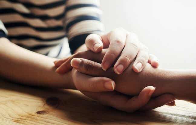 persona cogiendo las manos de otra simbolizando que el mundo necesita más compasión