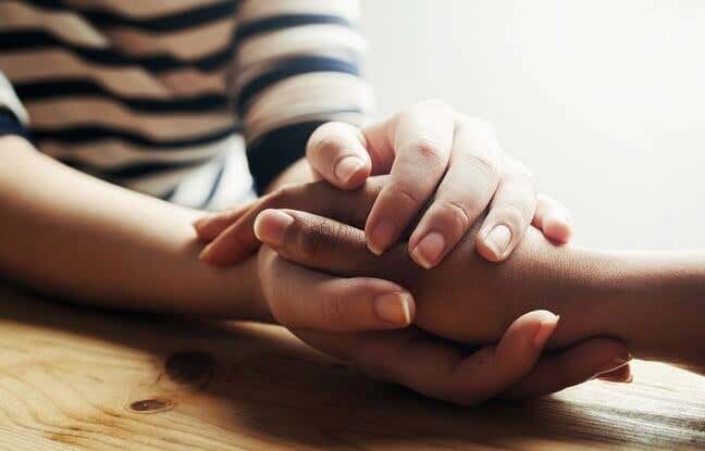 persona cogiendo las manos de otra simbolizando que el mundo necesita más compasión