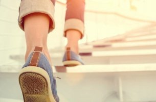 persona subiendo escaleras simbolizando cómo cambiar un hábito
