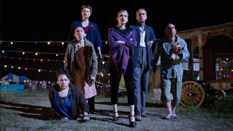 Personas de un circo en la calle