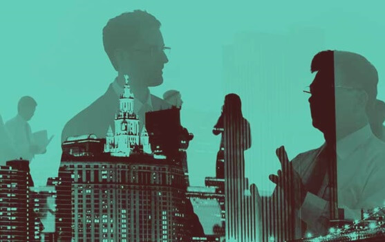 personas hablando en edificios simbolizando la comunicación exitosa