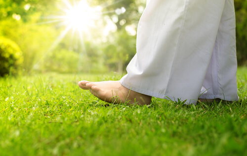 Pie de hombre pisando el cesped