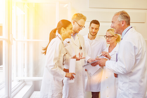 Profesionales de la salud riendo juntos