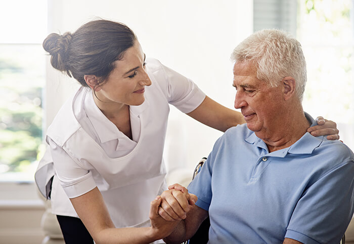 Psicóloga con anciano