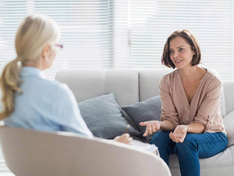 chica en terapia para tratar la ansiedad y depresión