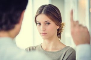 Psicólogo haciendo terapia EMDR a su paciente