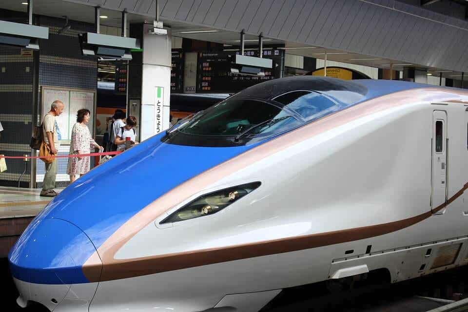 Tren bala en estación de Tokio para representar el efecto Shinkansen