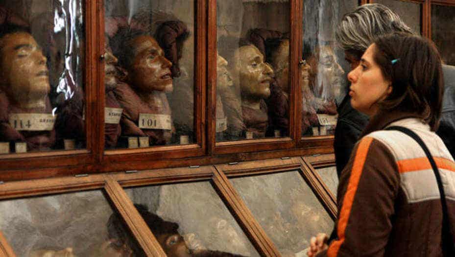 rostros en vitrinas representando el trabajo de Cesare Lombroso