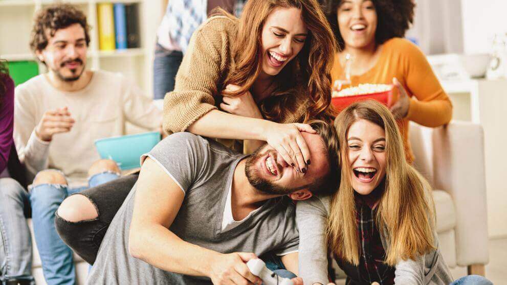 Amigos divirtiéndose mientras comen palomitas