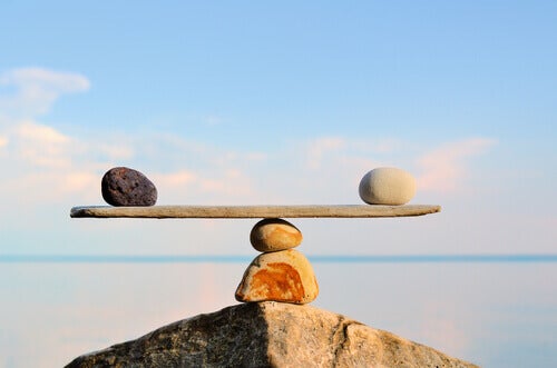 Balanza hecha con piedras