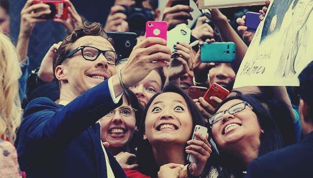 Benedict Cumberbatch y sus seguidoras simbolizando la relación entre el fenómeno fan y las neuronas espejo