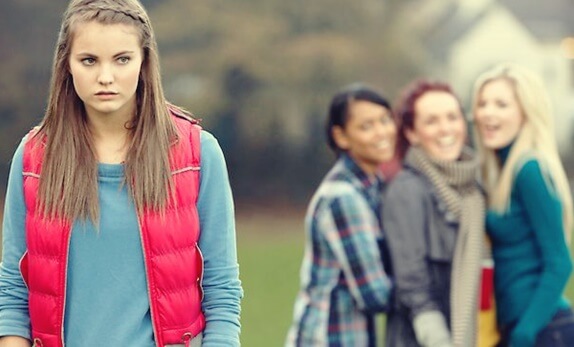 chica sintiendo que no está ante las personas adecuadas