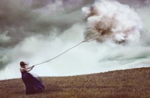 Chica arrastrando una nube