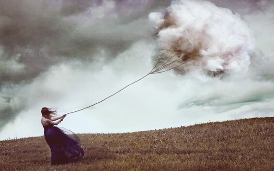 chica arrastrando nube simbolizando los factores que dañan la relación contigo mismo