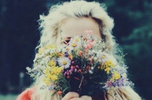 Chica con flores