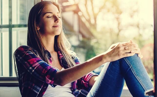 chica en la ventana que piensa en la mentalidad de crecimiento