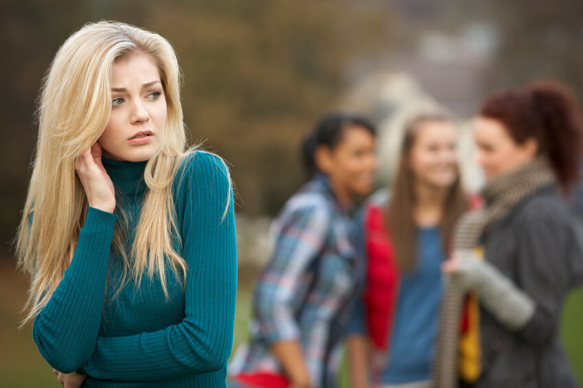 Chica pensando que sus amigas no son las personas adecuadas