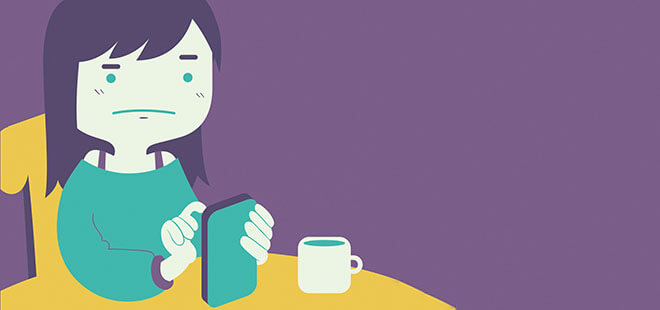 chica revisando su móvil representando el FOMO