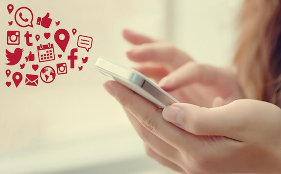 mujer con móvil en la mano representando el FOMO