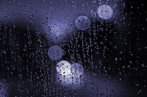 Cristal con gotas de agua