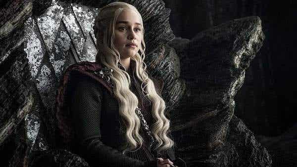 Daenerys Targaryen sentada