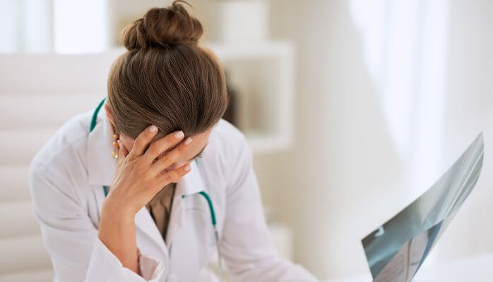 enfermera que sufre síndrome del trabajador 'quemado'