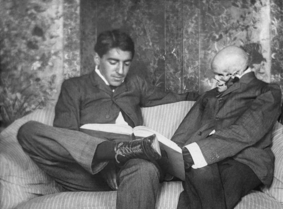 Gregorio Marañón con esqueleto