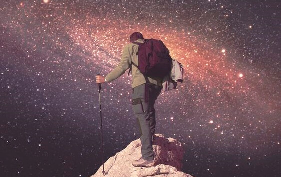 chico coronando cumbre ante universo simbolizando esos momentos cuando nadie cree en ti