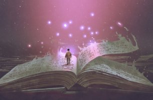 Hombre encima de un libro grande pensando en el futuro para representar las novelas distópicas