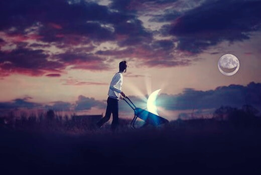 chico con la sonrisa de la luna simbolizando esos momentos cuando nadie cree en ti