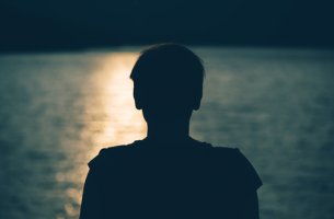 Hombre preocupado pensando en el ostracismo