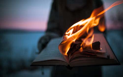 Libro quemándose