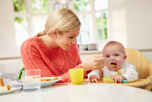 Madre dando de comer a su bebé