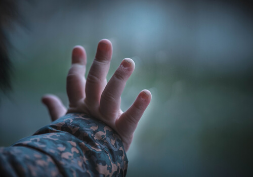 Mano de un niño sobre el cristal