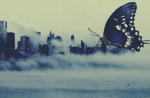 Mariposa gigante sobre una ciudad