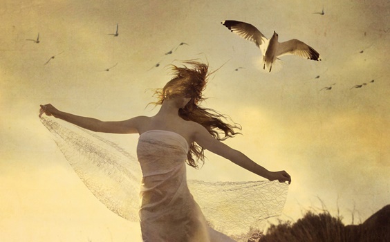 Mujer con brazos extendidos al lado de un pájaro simbolizando la intención paradójica