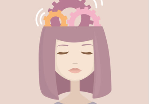 Mujer con mecanismo en la cabeza