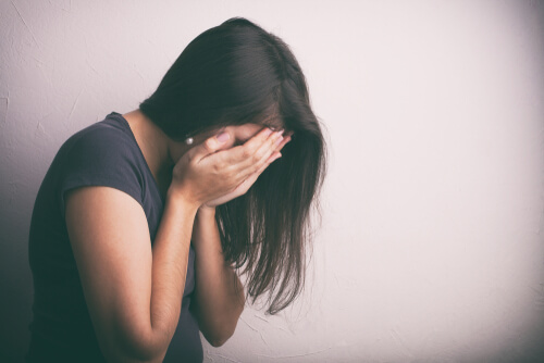 Mujer con preocupaciones sobre cómo incrementar el autocontrol