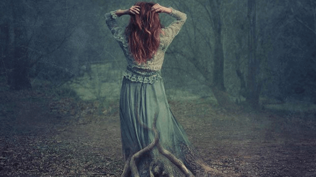 Mujer con raíces de árbol