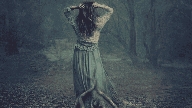 Mujer con raíces de árbol