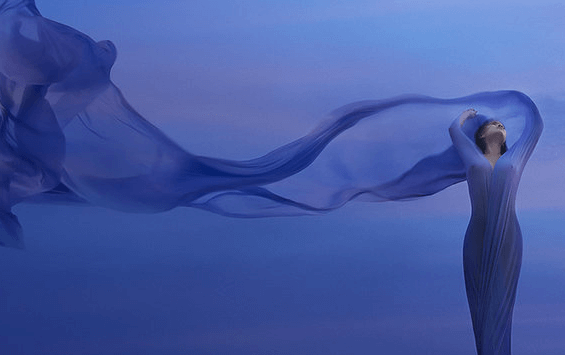 mujer con traje azul representando el arte de ser flexible