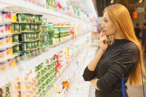 Mujer eligiendo comida en el supermercado
