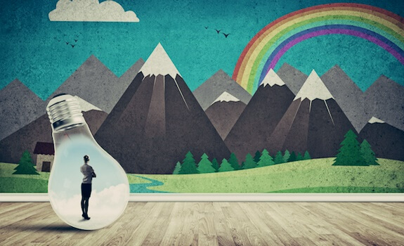 mujer en bombilla simbolizando la mentalidad de crecimiento