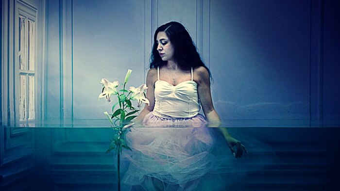 mujer con flor pensando en no querer sufrir