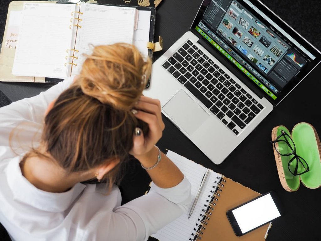 Mujer estresada en el trabajo